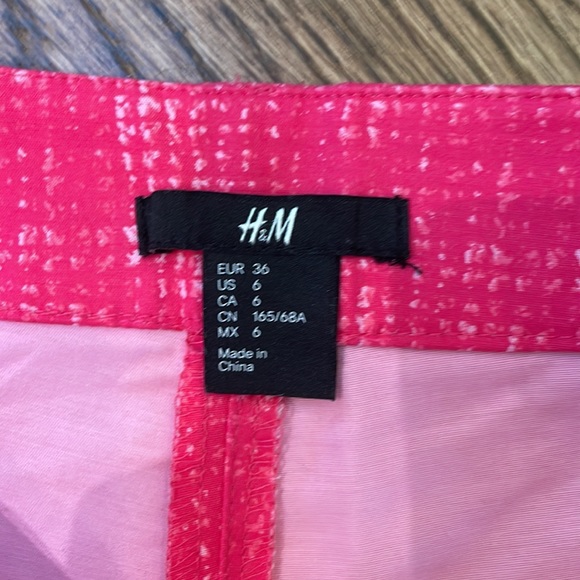 H&M hot pink shorts. Never worn. Size 6. - Picture 2 of 3